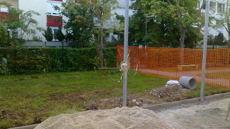 Policisti še ugotavljajo, ali je steklo na vrtcu razbil naboj. (Foto: Sašo Lucu)