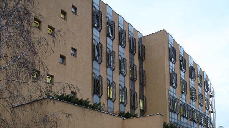 Oče naj bi spolno občeval z lastno hčerko, ki je tik pred porodom njegovega otro