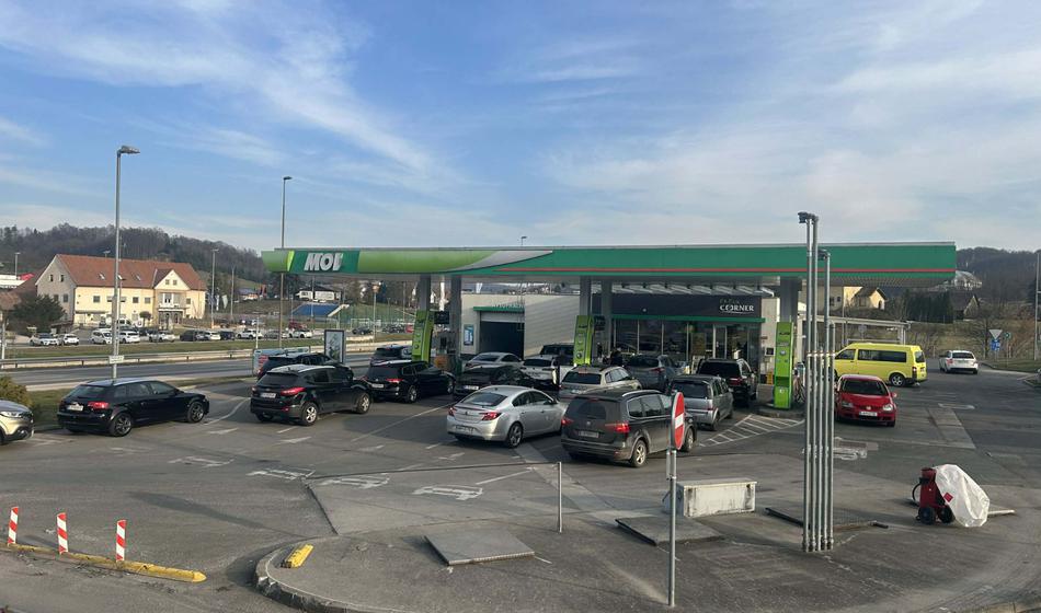 Panika pred podražitvijo goriv, tukaj je nastala dolga kolona