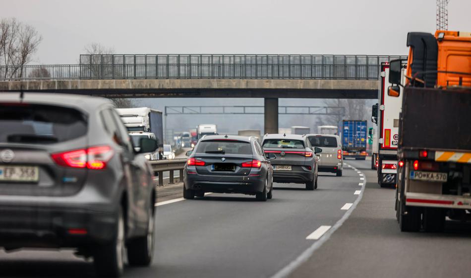 Vijugal po avtocesti in končal v pridržanju