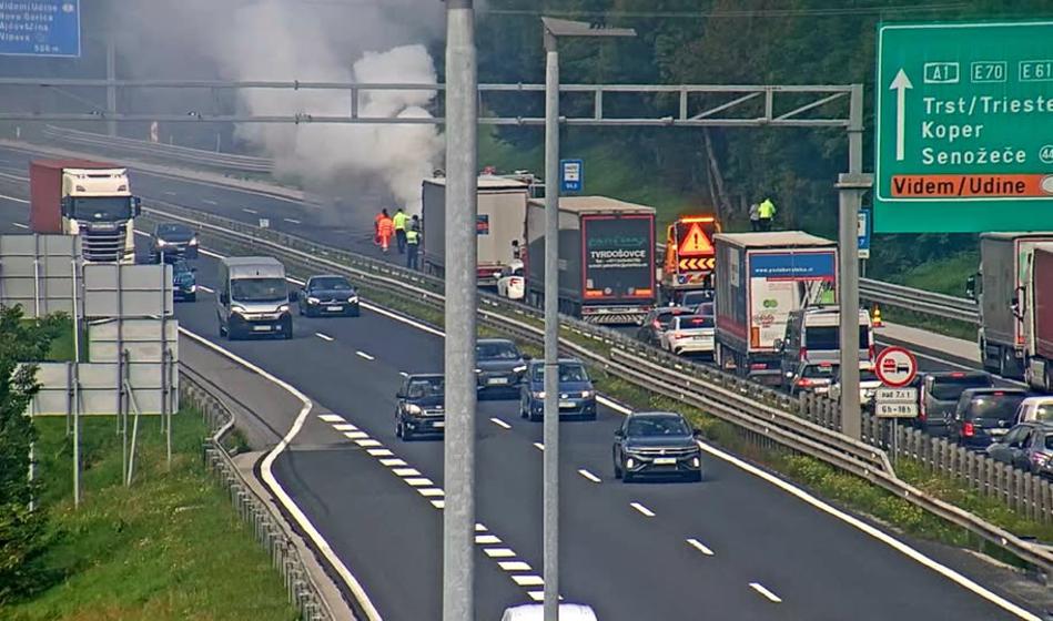 Pozor, zaradi gorečega vozila zaprta avtocesta