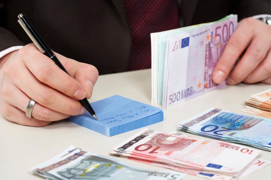 dokumenti denar miza evri bankovci | Avtor: Profimedia