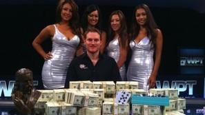 Andy Frankenberger, gora denarja in štiri lepotice. (Foto: Pokernews.si)