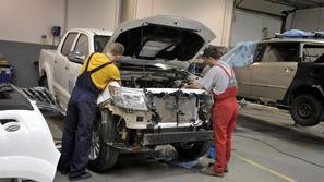 slovenija 13.02.14, avtokaroserist, servis avtomobilov, delavnica, mehanik,Toyot