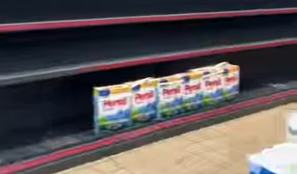 Kaj se dogaja? Police v Hoferju na pol prazne, bralci zaskrbljeni