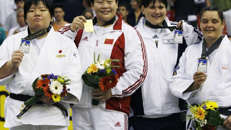 Luciji Polavder se sicer ni uspelo povzpeti na stopničke, sta pa tam bili ker dv