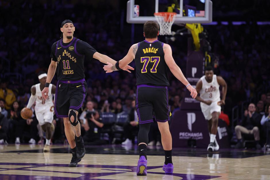 Luka Dončić in Jaxson Hayes | Avtor: Profimedia