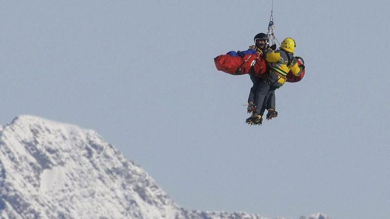 Nesrečno Avstrijko so po padcu s helikopterjem prepeljali v bolnišnico.