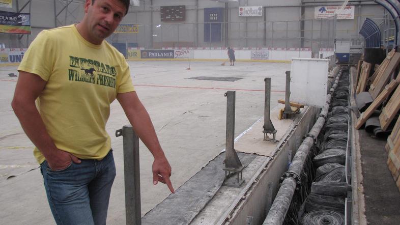 “Hokejisti Triglava so spet na ledu,” je s treninga na Češkem sporočil glavni tr