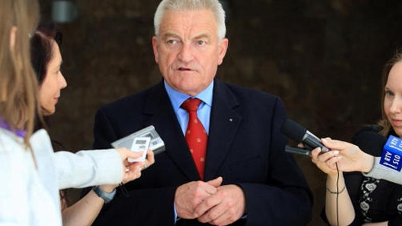 Čeprav so se sprva pojavili namigi, da bo Miklavčič odstopil, je sam to ostro za