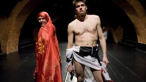 Videli boste osvobodilno fronto režiserja Oliverja Frljića. (Foto: Žiga Koritnik