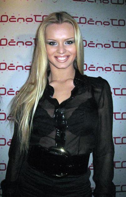 Po roza preprogi se je sprehodila tudi plesalka in TV voditeljica Nadiya Bychkov