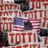Francesco Totti napis koreografija ime Zdruzene drzave Amerike ZDA zastava navij