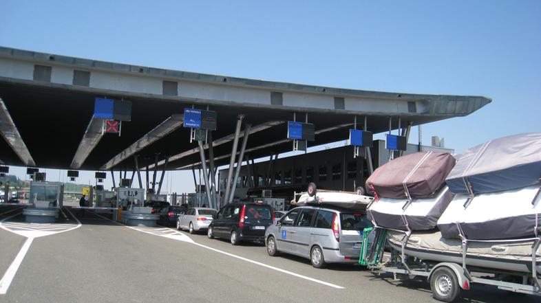 dolenjska 20.04.11., obrezje, promet, policija, mejni prehod, meja, foto: nada c