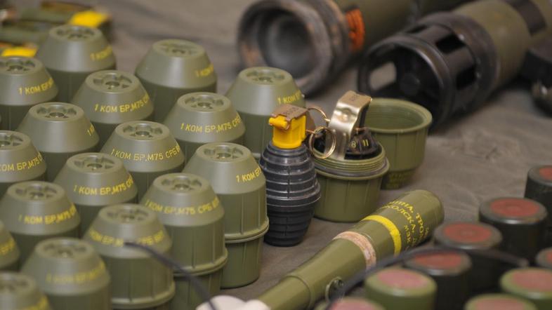 Pri preiskavi osumljenca so kriminalisti naleteli na večje število bomb in druge