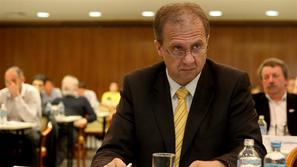 Ivan Simič bi moral na čelu NZS ostati do leta 2013, vendar je odstopil novembra