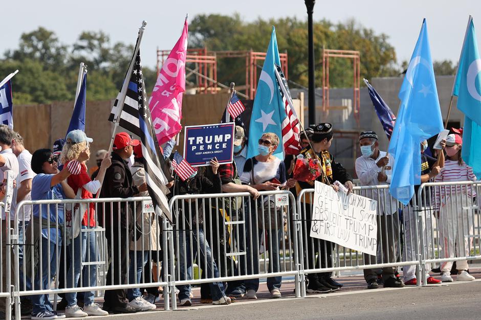 Trumpovi podporniki pred bolnišnico | Avtor: Profimedia