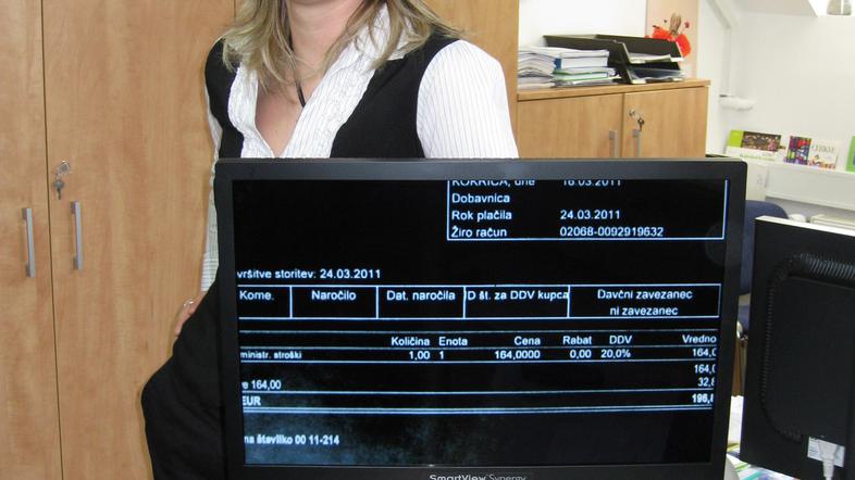 Monika pravi, da s povečevalno lupo dela nemoteno. Za elektronsko potrebuje pet 