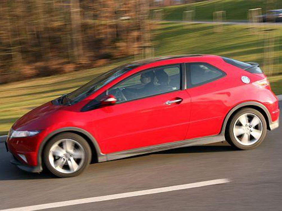 Type S se med ovinki počuti kot doma.