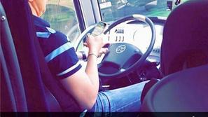 Voznik avtobusa na telefonu