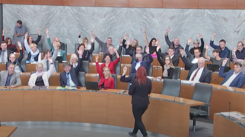 Poslanci dvigujejo roke