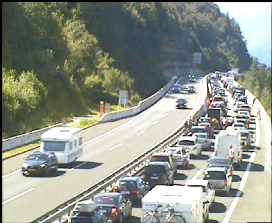 Zastoj na gorenjski avtocesti pred Karavankami | Avtor: PIC