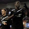 Demba Ba proslavlja po enemu izmed golov Stoke Cityju.