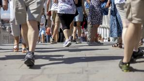 turisti množica ljudje