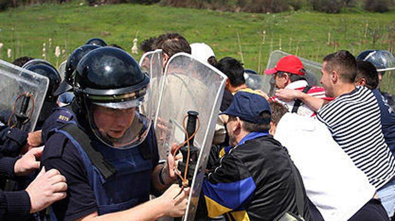 Protesti kosovskih Srbov so se razplamteli v spopad s tamkajšnjo policijo.