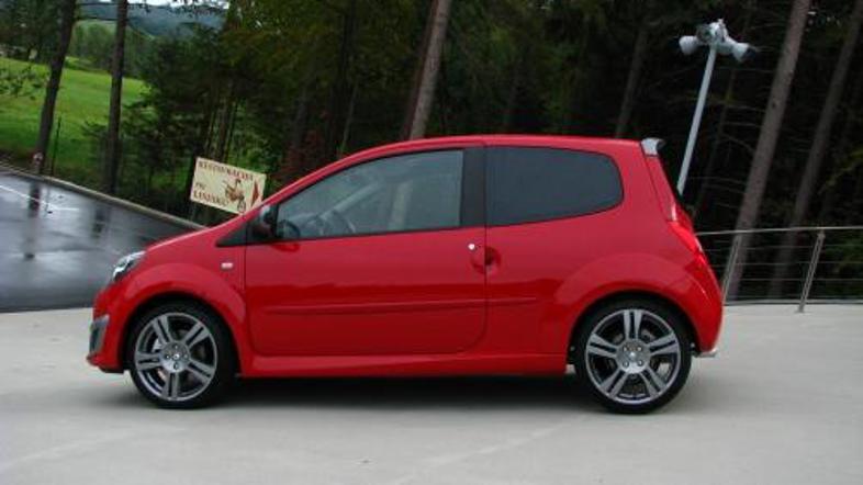 Najmočnejši twingo ponuja za 98 kW zaloge moči, ki jo odlično podvozje zlahka na