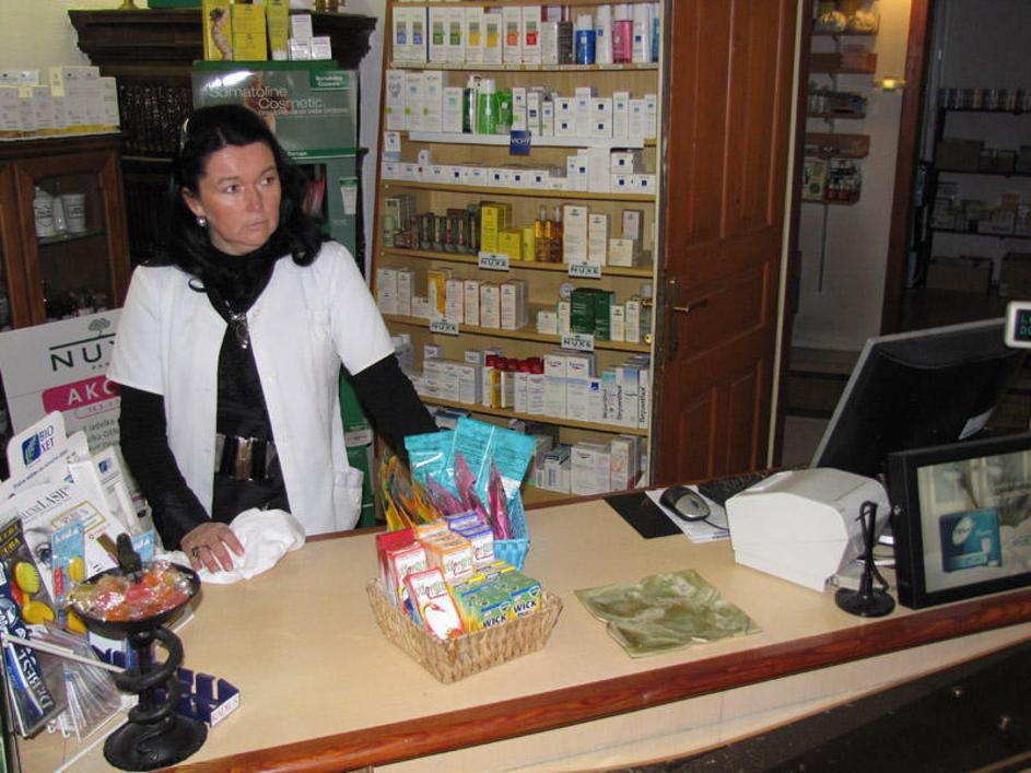 Prodajalka Janja Kavčič se je prerivala z roparjem, ki je preskočil pult. (Foto: