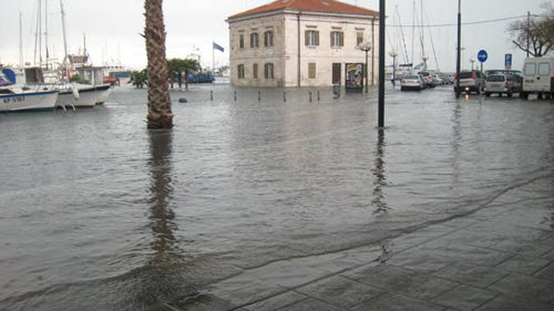 Morje lahko v noči na petek prestopi bregove najnižjih delov slovenske obale. FO
