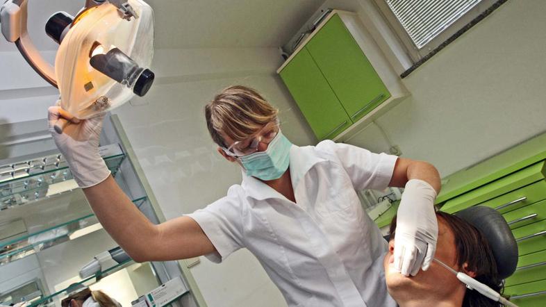 Zdravstvena zavarovalnica zavarovancem ne bo vrnila stroškov za obisk zobozdravn