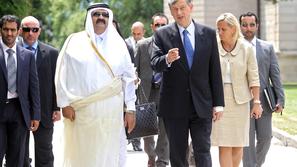 Če policisti ne bi vzeli denarja od Katarcev, bi menda ostali brez opominov. (Fo