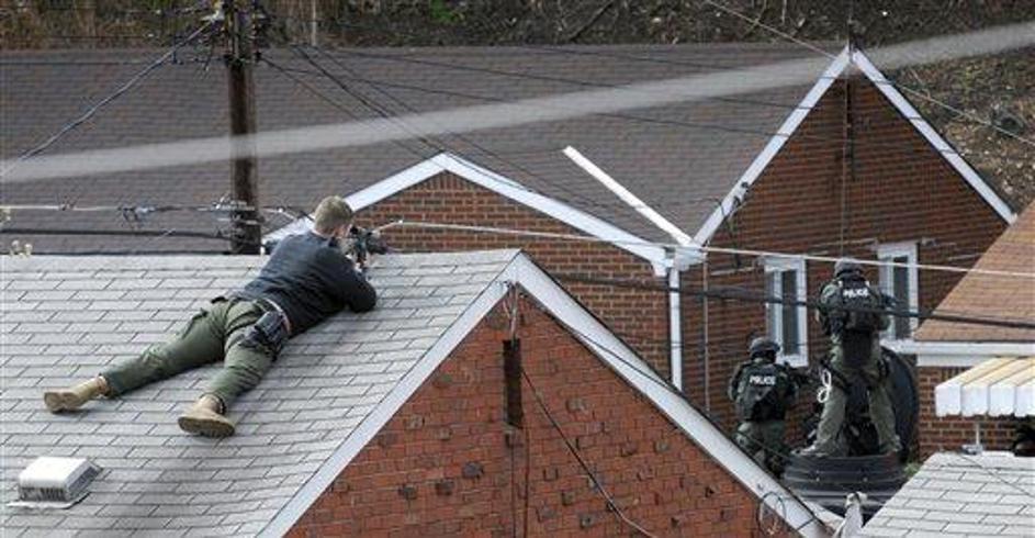 Specialci so obkolili hišo moškega v Pittsburga, ki je ubil tri policiste.