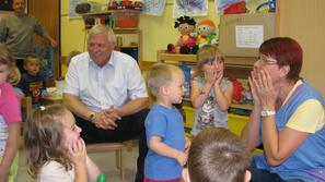 Županu Darku Menihu so otroci v oddelkih šoštanjskega vrtca ob obisku ponujali t