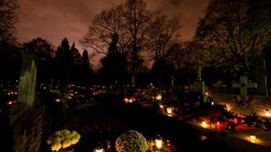 Nočno pokopališče