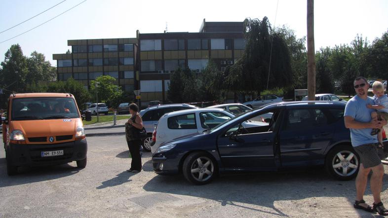 Ob gradnji Šmihelske ceste je parkirišč še manj, tako da obiskovalci zdravstvene