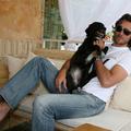 Takole je s svojo psičko v portoroški Playi užival Jan Plestenjak. (Foto: Medias