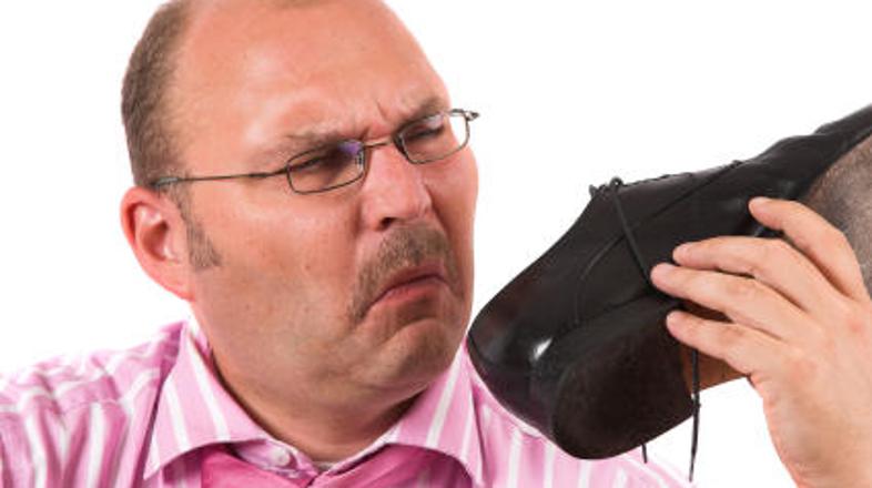 Američan je zaradi obtožb o smrdljivih nogah umoril svojega sostanovalca.