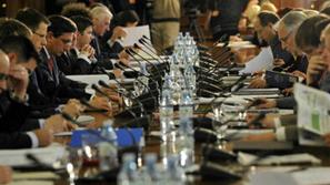 Poslanci so odločanje o podpori vstopa Hrvaške v Nato preložili na ponedeljek.