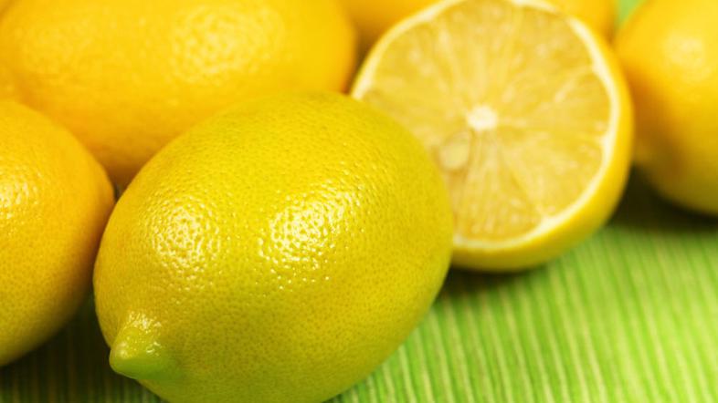 Ne le med dieto, mlačno vodo zmešajte z limoninim sokom vsako jutro. (Foto: shut