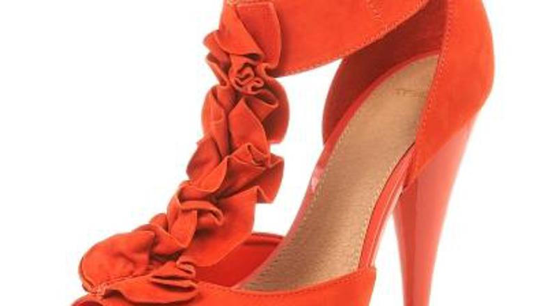 In čevlji so opazni in visoki, najbolj modne pa krasijo tudi naborki.