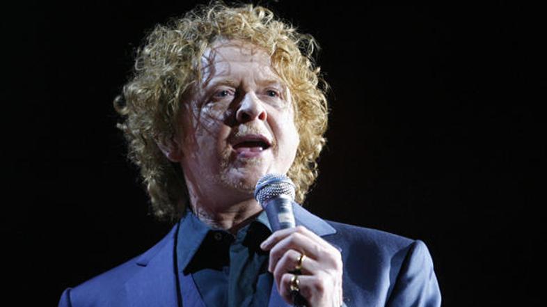 Pevec Mick Hucknall se je izkazal kot preprost povezovalec "nežnejšega" srca.