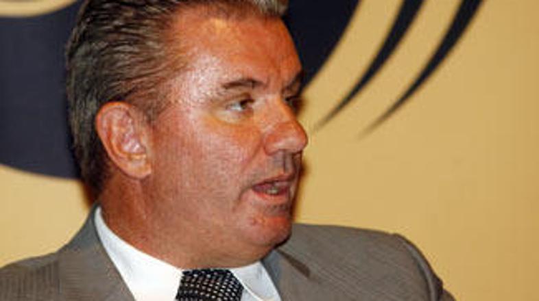 Kot se spominja Vizjak, je Petanu poslal le eno sms-sporočilo, prav njemu pa zat