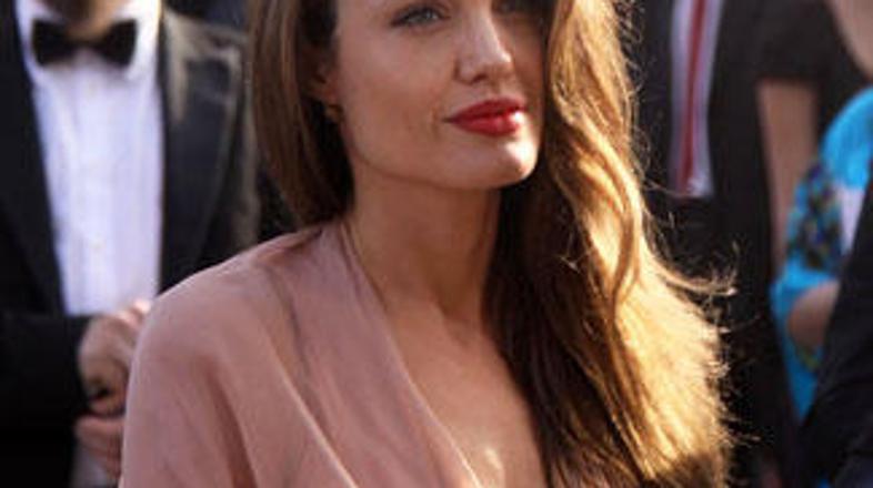 Angelina se je zatekla v hotel, stran od Brada.