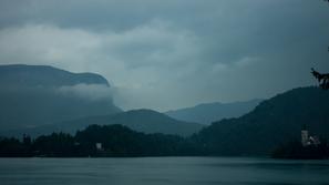 Novice: Po neurju iz jezera rešili onemoglega plavalca - Slabo vreme Bled