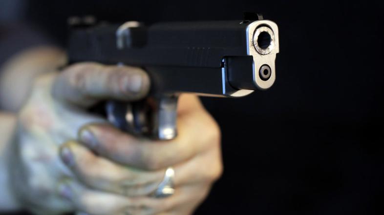 rop, ropar, tat, pištola