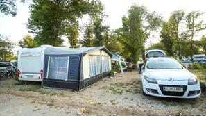 Kamp turizem turisti kampiranje prikolica
