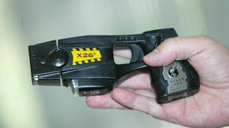 Dekličin oče meni, da uporaba paralizatorja v primeru njegove hčerke ni bila pot